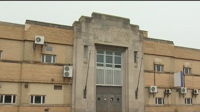 Exigen al alcalde de Chicago respetar la petición de crear una estación de policía