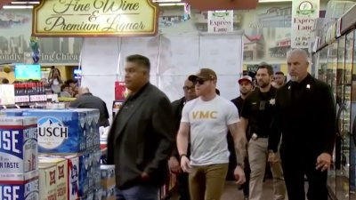 Emoción por la visita de “Canelo” a un supermercado de Illinois