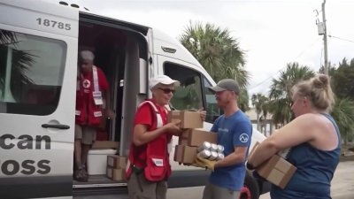 Voluntarios de la Cruz Roja en Illinois ayudan a damnificados por Helene