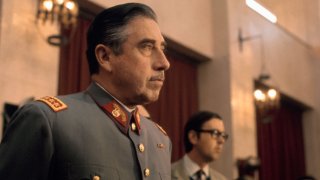 El general Augusto Pinochet, durante una conferencia de prensa en Santiago, el 21 de septiembre de 1973, día después de encabezar el golpe de Estado que derrocó al gobierno de Salvador Allende. La dictadura militar dejó miles de muertos y desaparecidos.