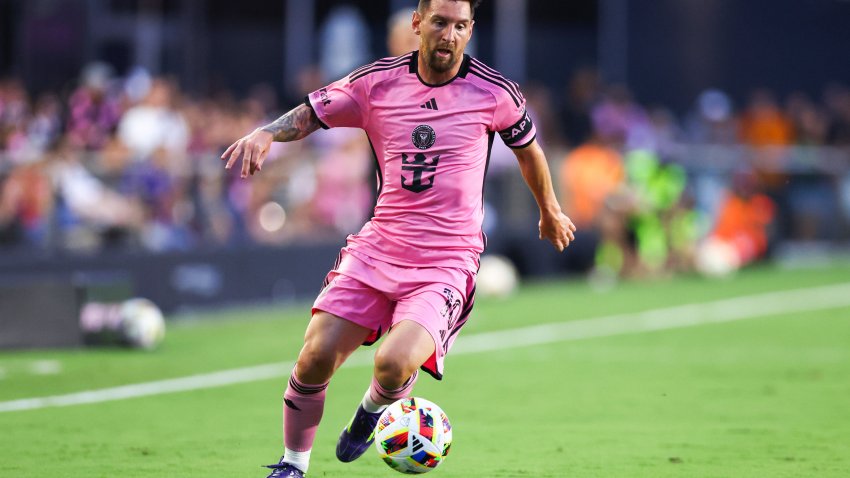 FORT LAUDERDALE, FLORIDA – MAY 29: Lionel Messi #10 of Inter Miami controls the ball against the Atlanta United during the first half of the game at Chase Stadium on May 29, 2024 in Fort Lauderdale, Florida. (Photo by Megan Briggs/Getty Images)