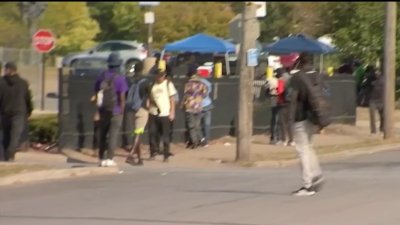 Chicago lanza iniciativa para reducir tensiones entre migrantes y locales en Home Depot de la calle 87