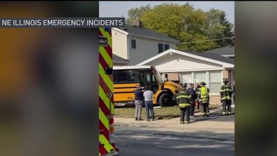 Autobús escolar se estrella contra una casa en Skokie