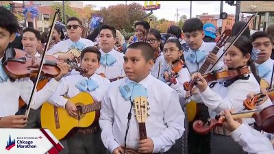 Animan a corredores del Maratón de Chicago al son de música mariachi