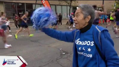 Emotivo apoyo a corredores en el Maratón de Chicago desde el barrio de Pilsen