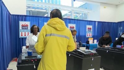 Votantes en Chicago decidirán sobre jueces, miembros de la junta escolar y más cargos