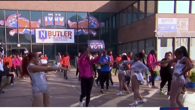 Estudiantes acuden a ejercer su voto en Chicago