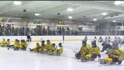 Comunidad se une para apoyar a Cooper Roberts en su partido de hockey