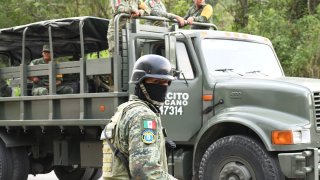 Soldados se encuentran desplegados en un refugio de emergencia para pobladores evacuados el 11 de junio de 2024, México, Yajalón