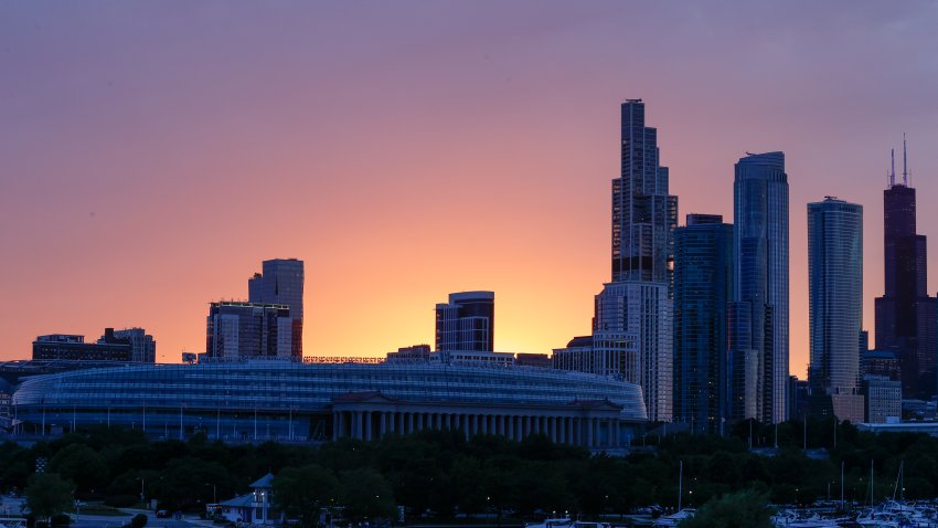 CHICAGO, IL - 07 DE JUNIO: Vista exterior general del Soldier Field, sede de los Chicago Bears, y del horizonte del centro de la ciudad al atardecer del 07 de junio de 2024 en Chicago, Illinois. (Foto de Aaron M. Sprecher/Getty Images)