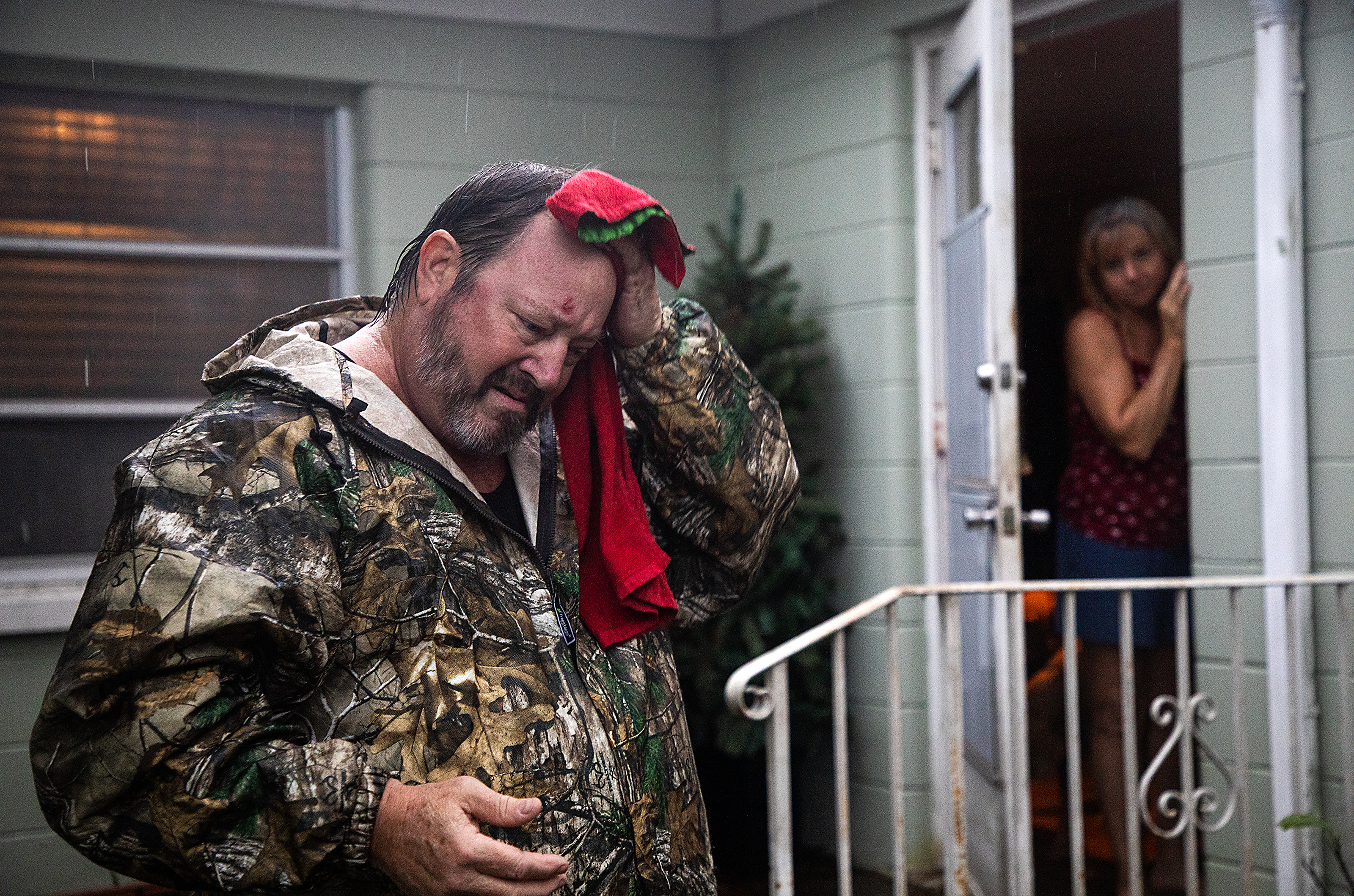 Todd Crosby y su esposa Linda New se preparan para evacuar su hogar en Gulfport, Florida, el miércoles 9 de octubre de 2024.