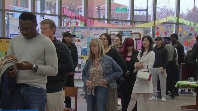 Marchan desde la iglesia a centros de votación en Chicago