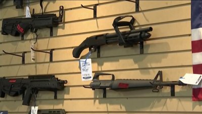 Declaran inconstitucional prohibición de armas de asalto en Illinois