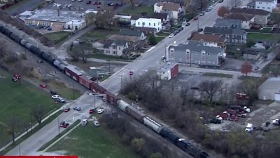 Vista aérea: 3 personas mueren en una colisión entre tren y vehículo en Harvey