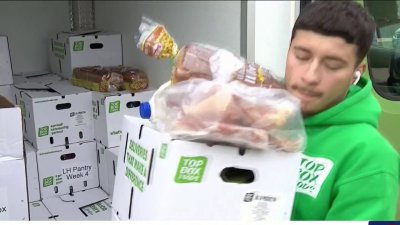 Entregan cajas de comida a miles de familias en Chicago