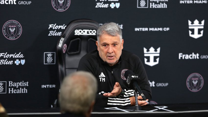 USA9433. FORT LAUDERDALE (ESTADOS UNIDOS), 22/11/2024.- El entrenador argentino Gerardo ‘Tata’ Martino, habla durante una conferencia de prensa este viernes en el Chase Stadium en Fort Lauderdale, Florida (EE.UU.). Martino confirmó salida del banquillo del Inter Miami de la MLS, donde milita su compatriota Lionel Messi, por “cuestiones estrictamente personales”. EFE/Marlon Pacheco