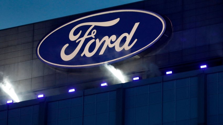 El logotipo de Ford Motor Company se ve en el lateral del edificio durante la presentación de su nuevo F-150 Lightning eléctrico fuera de su sede en Dearborn, Michigan, el 19 de mayo de 2021. – Un día después de recibir el apoyo entusiasta del Presidente Joe Biden, Ford presentará oficialmente la versión totalmente eléctrica de su camión superventas F-150 el 19 de mayo de 2021. El Ford F-150 “Lightning”, impulsado por baterías, forma parte de la campaña de $22,000 millones del gigante automovilístico estadounidense para aumentar su oferta de vehículos eléctricos de aquí a 2025. (Foto de JEFF KOWALSKY / AFP) (Foto de JEFF KOWALSKY/AFP vía Getty Images)