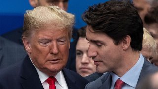 Donald Trump (izq.), y el primer ministro canadiense, Justin Trudeau (der.), asisten a la cumbre de la OTAN en el Grove Hotel el 4 de diciembre de 2019 en Watford, Inglaterra. (Foto de Dan Kitwood/Getty Images)