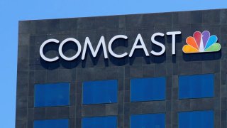 El logotipo de Comcast NBC se muestra en un edificio en Los Ángeles, California.