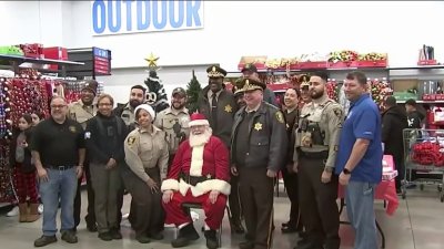 Policía de Aurora compra regalos navideños a unos 50 niños