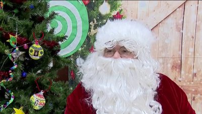 Congresista se viste de Santa Claus para llevar alegría a los niños de Cicero