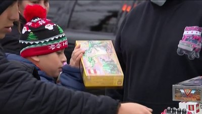 Entrega de regalos alegra las navidades en La Villita