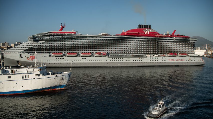 El crucero Resident Lady operado por Virgin Voyages destinado a un público sólo para adultos atraca en el Molo Carlo Pisacane del puerto de Nápoles el 10 de agosto de 2024 en Nápoles, Italia. (Foto de Ivan Romano/Getty Images)