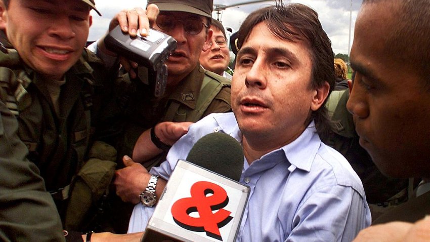 BOGOTA, COLOMBIA:  Prominent Colombian drug trafficker Fabio Ochoa Vasquez(C) is escorted by police as he arrives in Bogota 13 October 1999 shortly after he was captured along with another 29 narco-smugglers by Colombian authorities as part of a massive international sting operation code-named “Operation Millennium”involving the US, Mexico and Ecuador.        (ELECTRONIC IMAGE)      AFP PHOTO/Pedro UGARTE (Photo credit should read PEDRO UGARTE/AFP via Getty Images)