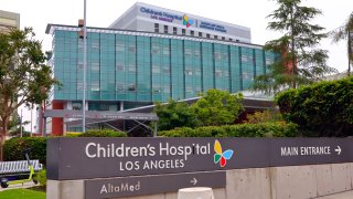 El Hospital Infantil de Los Ángeles se encuentra entre los demandados ​​por una estudiante de UCLA que dijo que la apresuraron a realizar una transición de género.