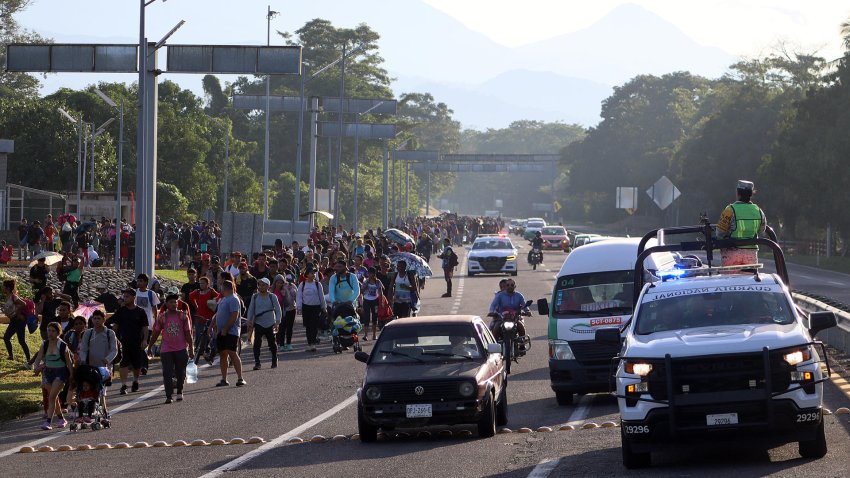 La caravana migrante se topa con el bloqueo de las autoridades en el sur de México