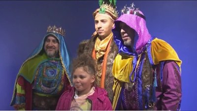 Celebran llegada de los Tres Reyes Magos en Humboldt Park