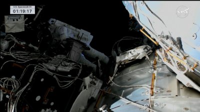 Astronauta varada en estación internacional, sale a una caminata espacial