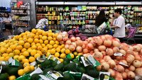 La gente compra en una tienda de alimentos el 14 de agosto de 2024 en Rosemead, California. (Foto de FREDERIC J. BROWN/AFP via Getty Images)