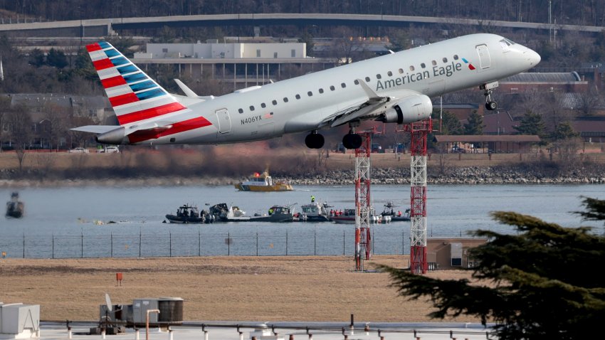 Un vuelo de American Eagle despega del Aeropuerto Nacional Reagan cerca de donde los equipos de emergencia trabajan en el río Potomac en el lugar donde se estrelló un avión de American Airlines el 30 de enero de 2025 en Washington, DC.