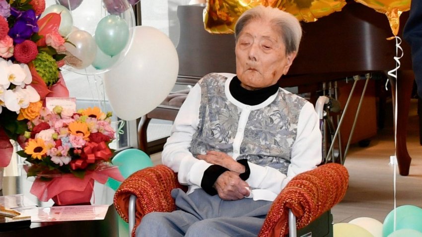 Esta foto facilitada por la ciudad de Ashiya muestra a Tomiko Itooka, festejada por su 116 cumpleaños en la residencia de ancianos en la que vive en Ashiya, al oeste de Japón, el 23 de mayo de 2024. (Ashiya City via AP)