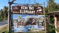 Koh Yao Yai (Tailandia), 4/01/2025.- Cartel a la entrada del centro ‘Koh Yao Elephant Care’. EFE/Brian Bujalance