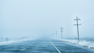 Las condiciones para manejar empeoraban el sábado en carreteras de gran parte de Estados Unidos, especialmente en el norte (foto de archivo).