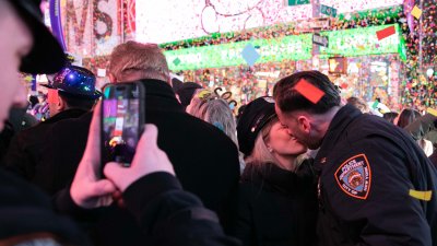 Con besos y música: así Estados Unidos celebró la llegada del Año Nuevo