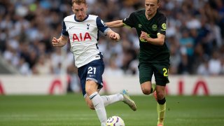 Dejan Kulusevski del Tottenham Hotspur (izquierda) y Mikkel Damsgaard del Brentford durante el partido de la Premier League entre el Tottenham Hotspur FC y el Brentford FC en el Tottenham Hotspur Stadium el 21 de septiembre de 2024 en Londres, Inglaterra.