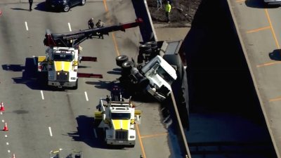 Camión semirremolque queda colgado de paso elevado en la autopista Eisenhower, causando congestión