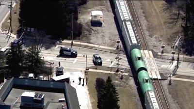 Peatón fallece tras ser impactado por un tren de cargo cerca de Lake Forest