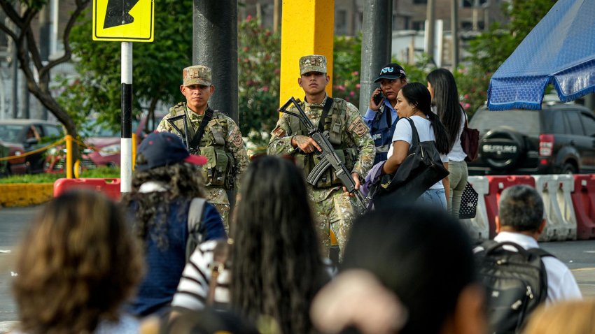 Integrantes de las Fuerzas Armadas de Per˙ fueron registrados este martes, 18 de marzo, al custodiar las calles de Lima, luego de que el Gobierno declarara el estado de emergencia en la capital y la vecina provincia de Callao, tras el asesinato del afamado cantante local de cumbia Paul Flores. EFE/John Reyes