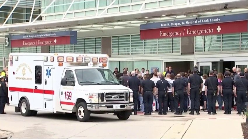 Foto de procesión afuera de hospital.