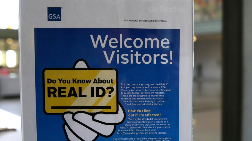 ARCHIVO - En esta fotografía del 6 de abril de 2016, un letrero en un tribunal federal en Tacoma, Washington, les informa a los visitantes acerca de la ley del gobierno federal sobre la identificación REAL ID. (AP Foto/Ted S. Warren, archivo)