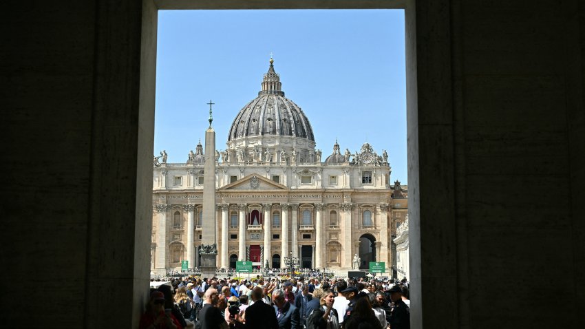 Faithful, pilgrims and medias gather at St Peter’s square following the death of Pope Francis in the Vatican on April 21, 2025. Pope Francis died on April 21, 2025 aged 88, a day after making a much hoped-for appearance at Saint Peter’s Square on Easter Sunday, the Vatican said in a statement. (Photo by Alberto PIZZOLI / AFP) (Photo by ALBERTO PIZZOLI/AFP via Getty Images)