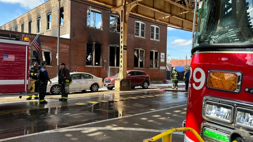 Foto de edificio dañado junto con unidades del departamento de bomberos de Chicago.