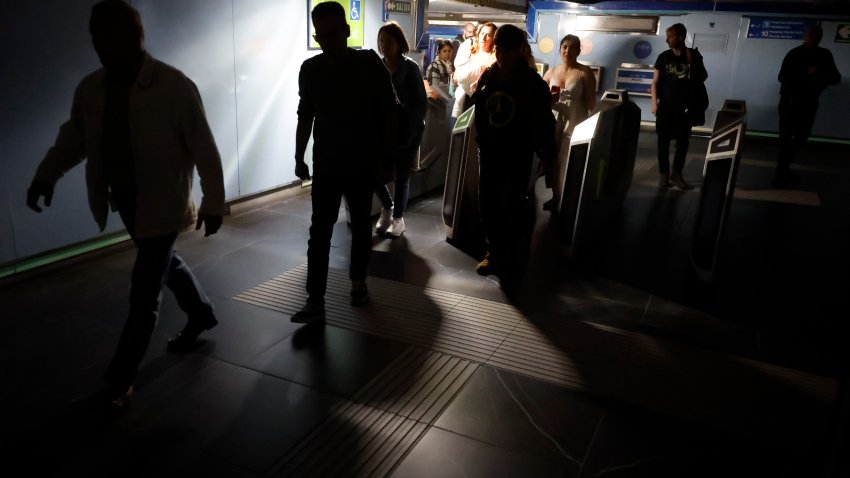 MADRID, 28/04/2025.- Usuarios del Metro de Madrid abandonan una de las estaciones del suburbano tras registrarse un apagón a nivel peninsular este lunes.