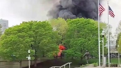 Columna masiva de humo vista cerca de Soldier Field mientras una camioneta SUV está ‘envuelta en llamas’