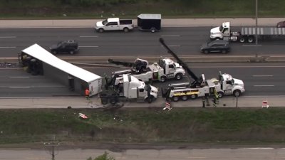 Se vuelca camión de cerveza en plena autopista I-55