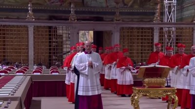 La procesión solemne de los cardenales antes de elegir al nuevo pontífice